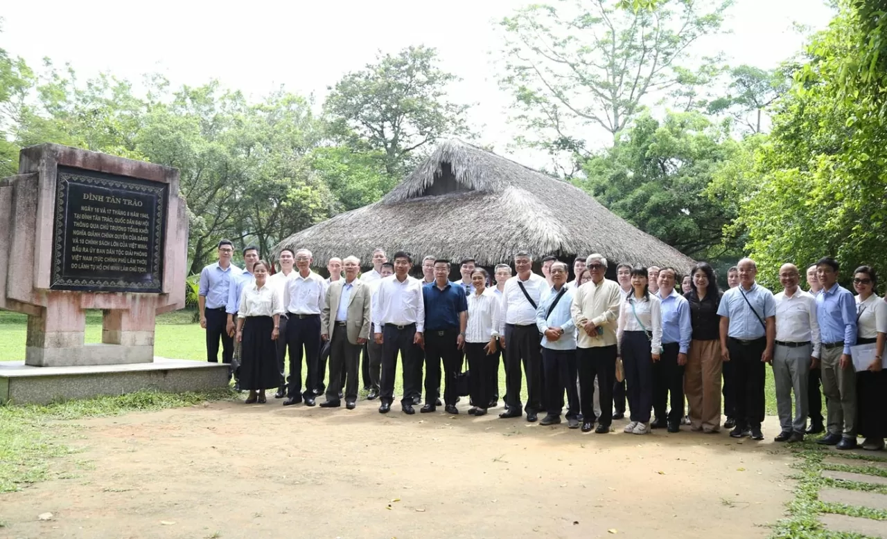 Thứ trưởng Ngoại giao Nguyễn Mạnh Cường Thứ trưởng Bộ Ngoại giao đã dẫn đầu đoàn Bộ Ngoại giao thăm Khu di tích quốc gia đặc biệt Tân Trào. (Ảnh: Thành Long)