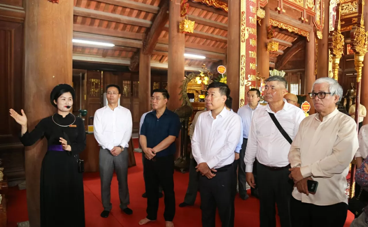 Đoàn Bộ Ngoại giao dâng dương, tham quan Khu tưởng niệm các vị tiền bối cách mạng. (Ảnh: Thành Long) Đoàn Bộ Ngoại giao dâng dương, tham quan Khu tưởng niệm các vị tiền bối cách mạng. (Ảnh: Thành Long)