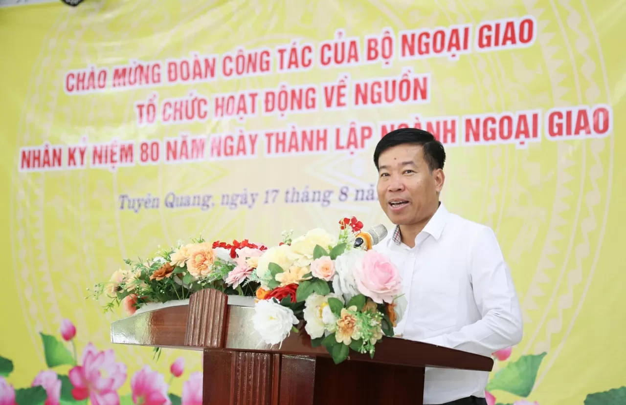 Thứ trưởng Nguyễn Mạnh Cường gửi lời cảm ơn đến chính quyền và nhân dân các dân tộc tỉnh Tuyên Quang đã luôn quan tâm, gìn giữ và phát huy giá trị các di tích lịch sử, trong đó có Khu di tích Bộ Ngoại giao. (Ảnh: Thành Long)