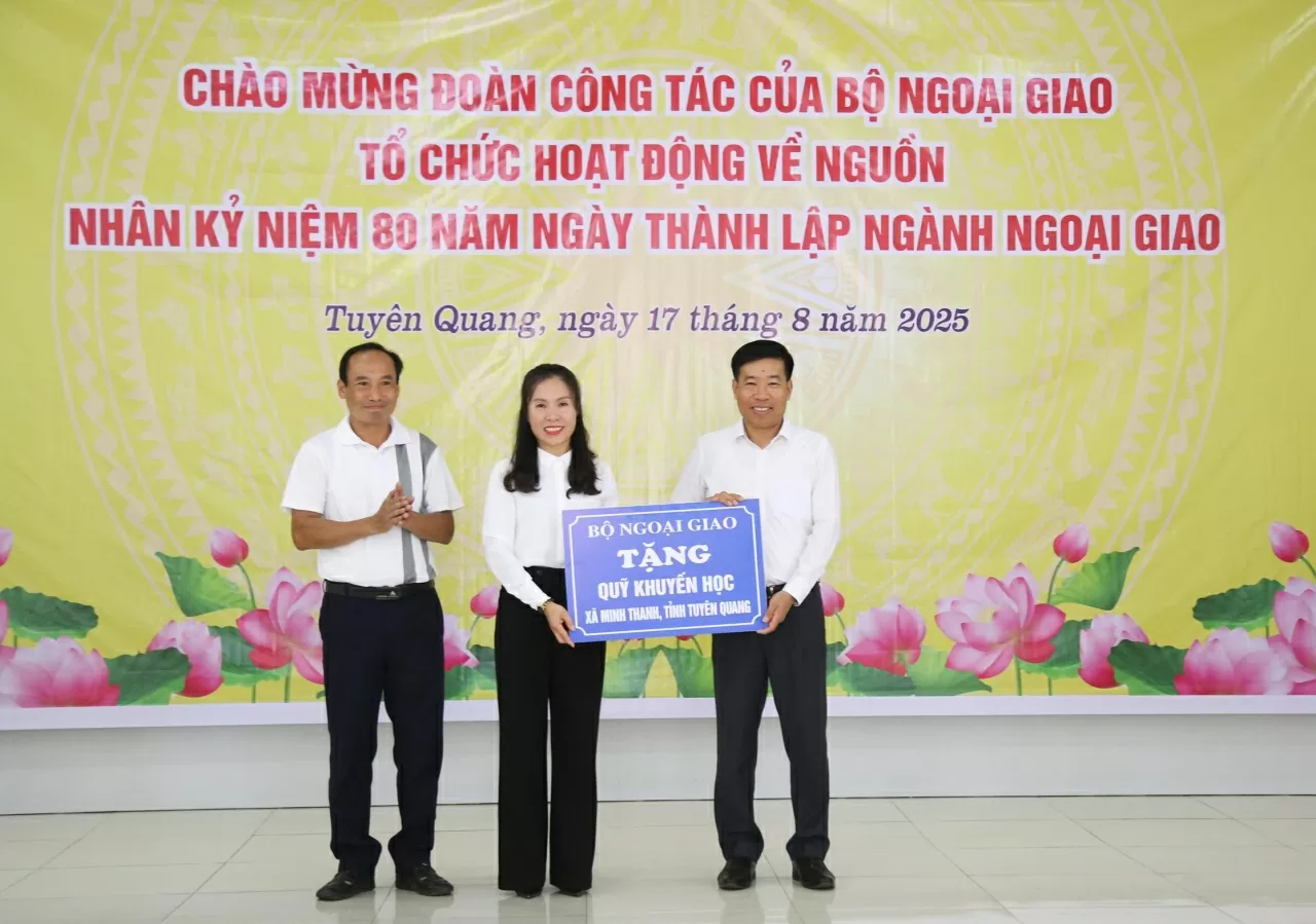 Thay mặt Phó Thủ tướng, Bộ trưởng và Lãnh đạo Bộ Ngoại giao, đồng chí Nguyễn Mạnh Cường đã trao quà tặng cho Quỹ khuyến học xã Minh Thanh, tỉnh Tuyên Quang. (Ảnh: Thành Long)