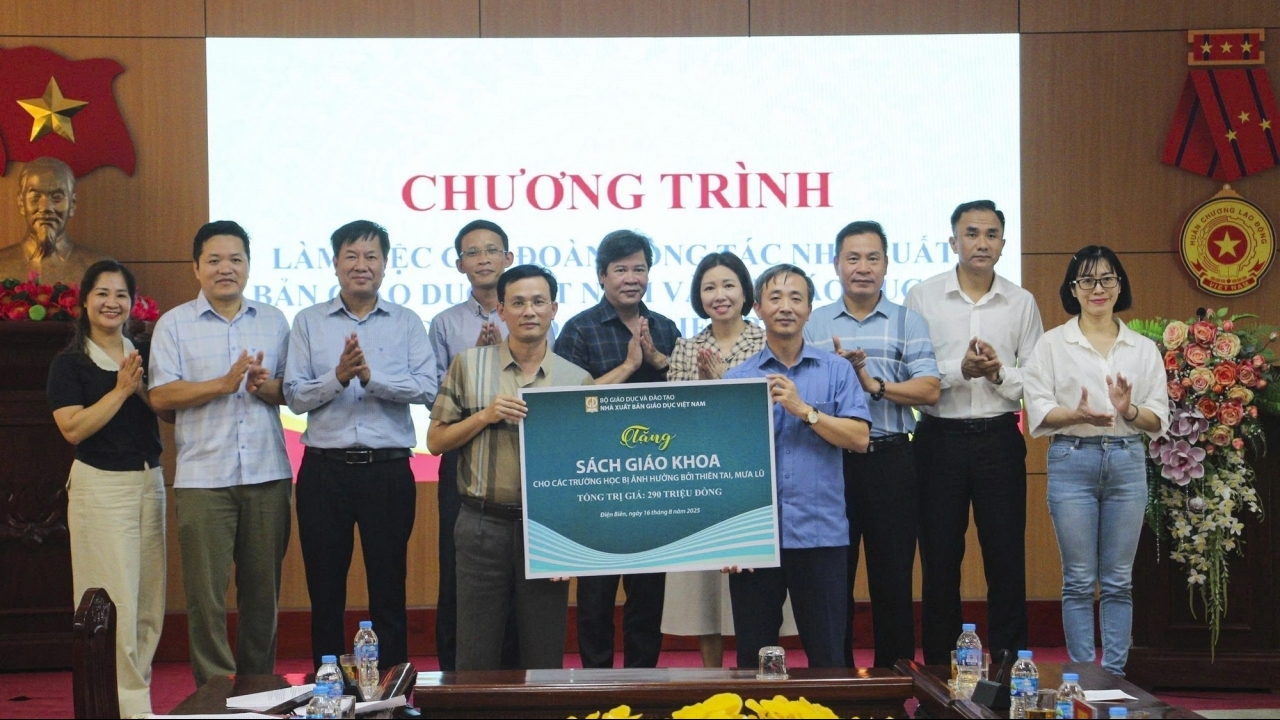 Trao tặng hơn 1.200 bộ sách giáo khoa cho học sinh vùng lũ Điện Biên
