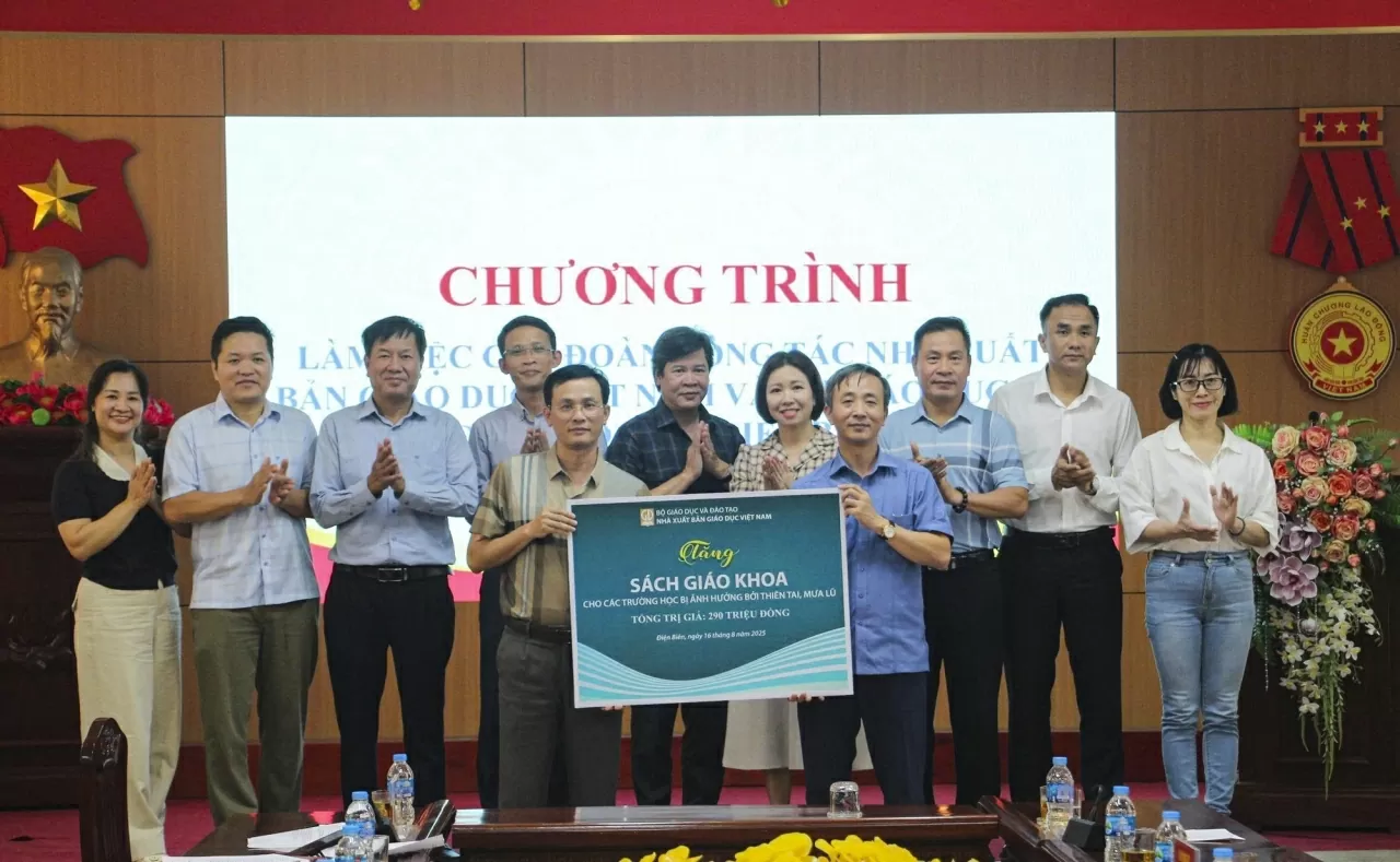 Hơn 1.200 bộ sách giáo khoa đến với học sinh vùng lũ Điện Biên