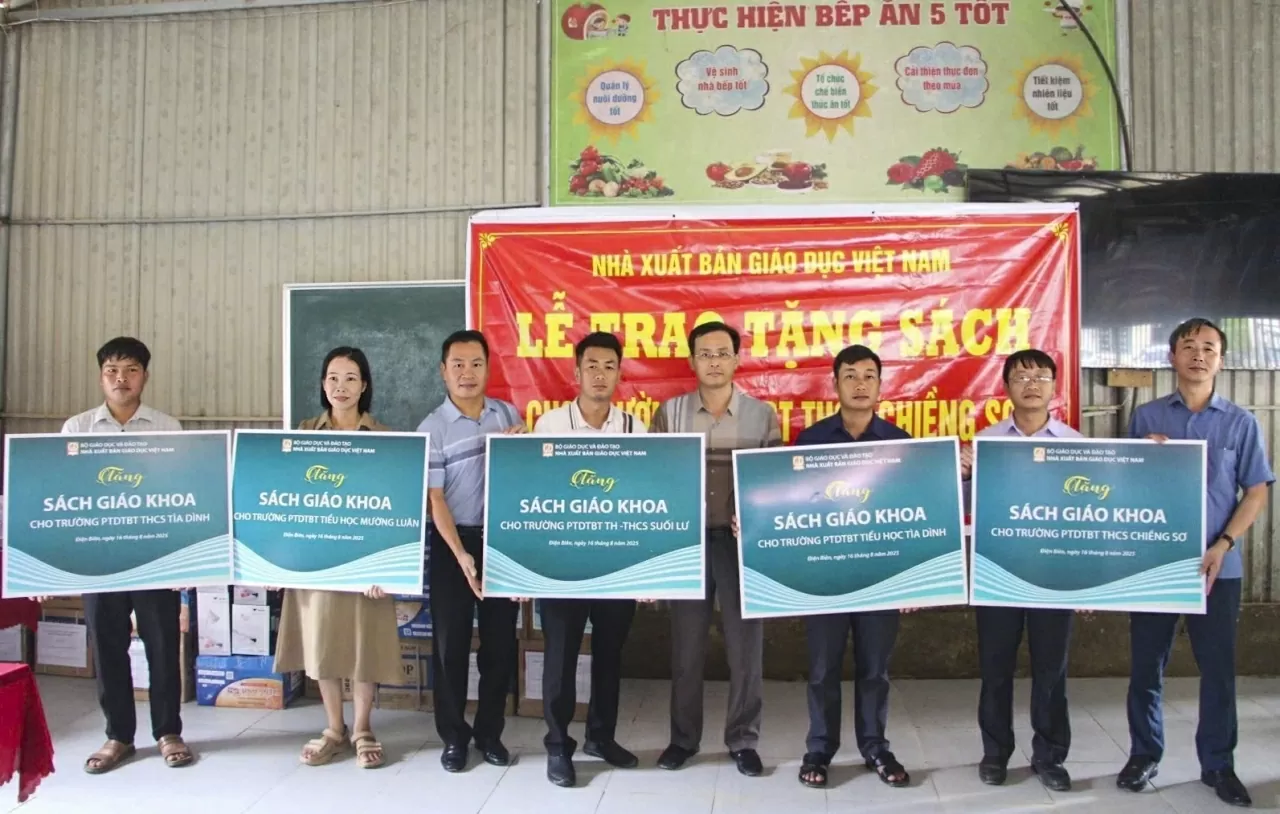 Hơn 1.200 bộ sách giáo khoa đến với học sinh vùng lũ Điện Biên