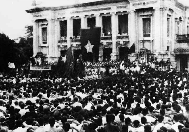 Ngày 19/8/1945, hàng vạn người dân Thủ đô tập trung trước Nhà hát Lớn Hà Nội, chào mừng cách mạng thành công. (Ảnh tư liệu TTXVN) Ngày 19/8/1945, hàng vạn người dân Thủ đô tập trung trước Nhà hát Lớn Hà Nội, chào mừng cách mạng thành công. (Ảnh tư liệu TTXVN)