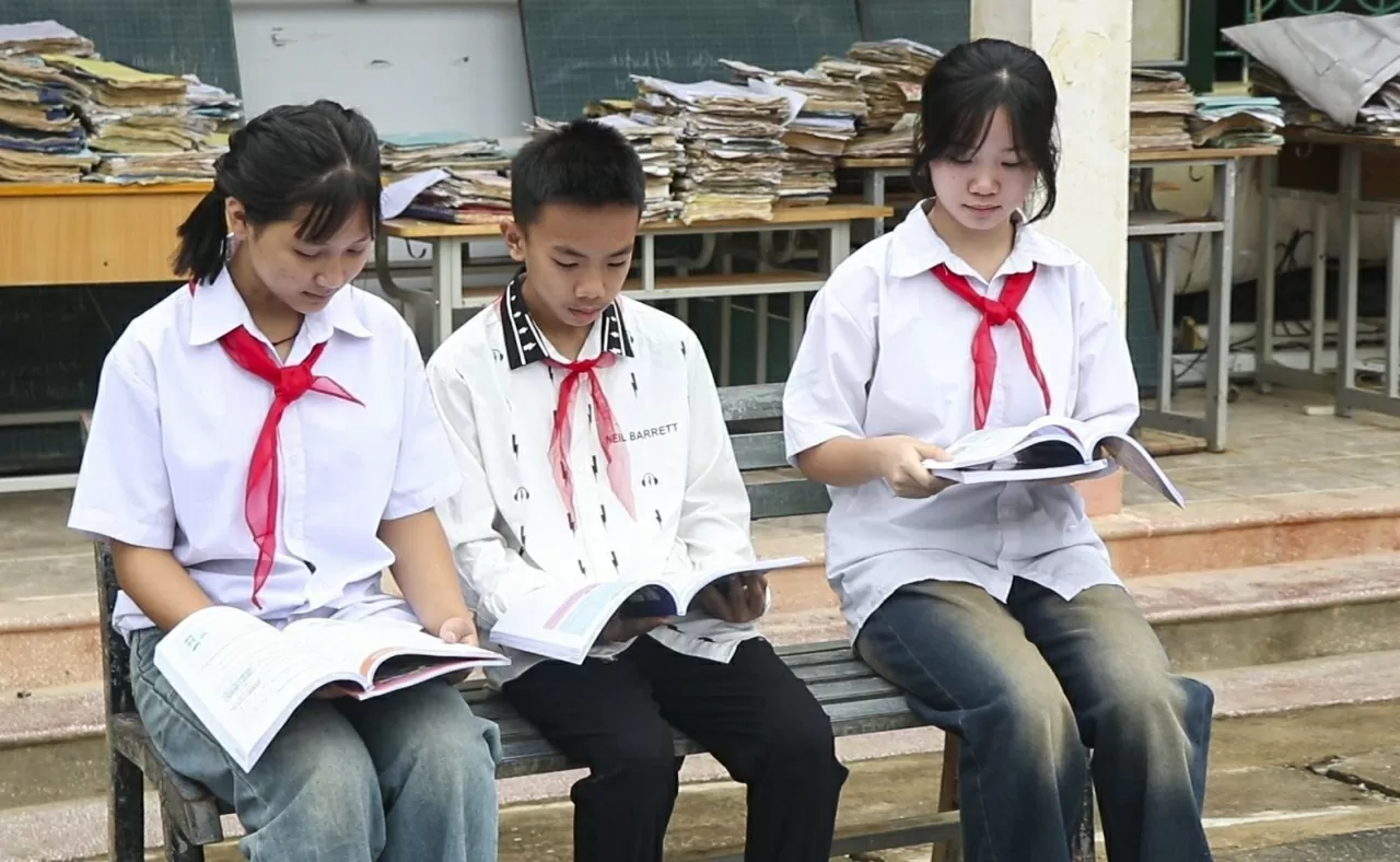 Trao tặng hơn 1.200 bộ sách giáo khoa cho học sinh vùng lũ Điện Biên