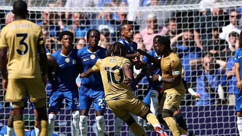 Crystal Palace hòa Chelsea, luật ít người biết khiến bàn thắng đẹp của Eze bị hủy