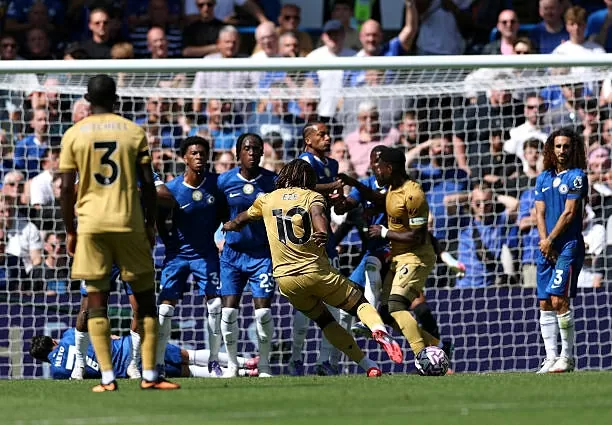 Crystal Palace hòa Chelsea, luật ít người biết khiến bàn thắng đẹp của Eze bị hủy