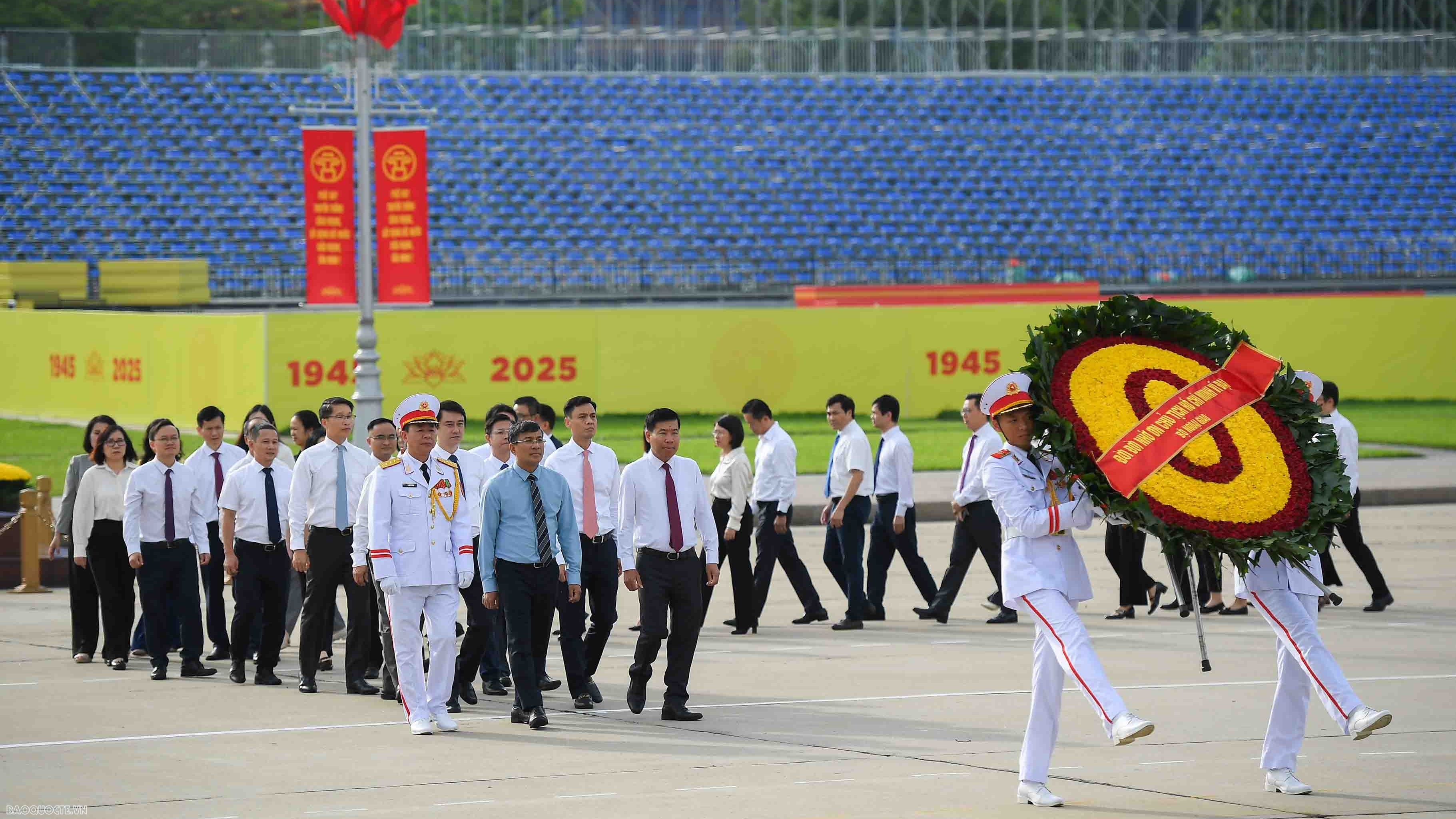 doan bo ngoai giao vao lang vieng chu tich ho chi minh