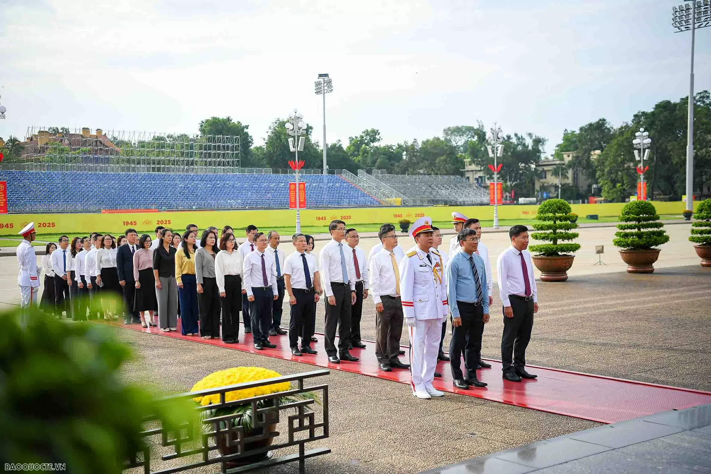 Đoàn Bộ Ngoại giao vào Lăng viếng Chủ tịch Hồ Chí Minh