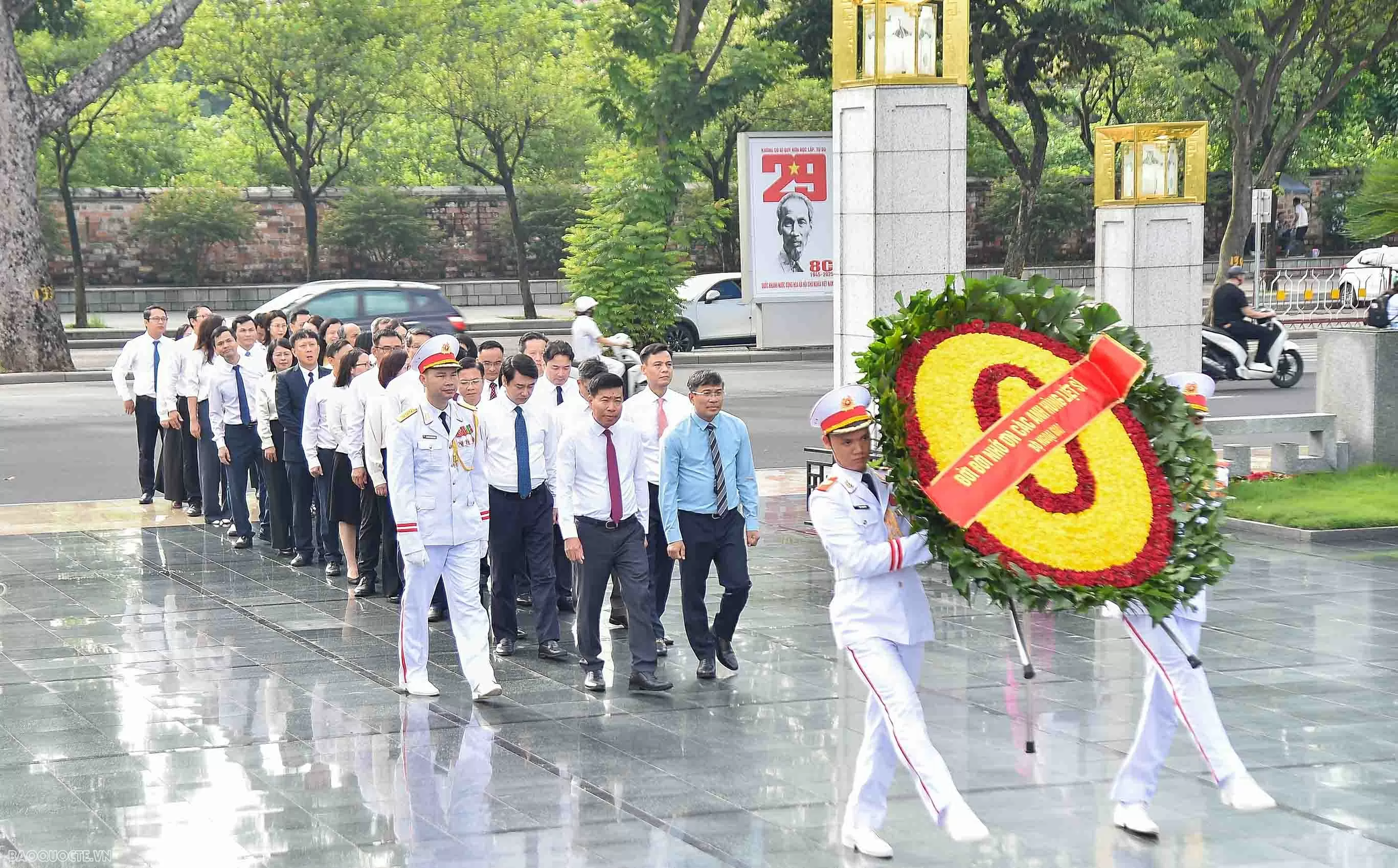 Đoàn Bộ Ngoại giao vào Lăng viếng Chủ tịch Hồ Chí Minh Đoàn Bộ Ngoại giao vào Lăng viếng Chủ tịch Hồ Chí Minh