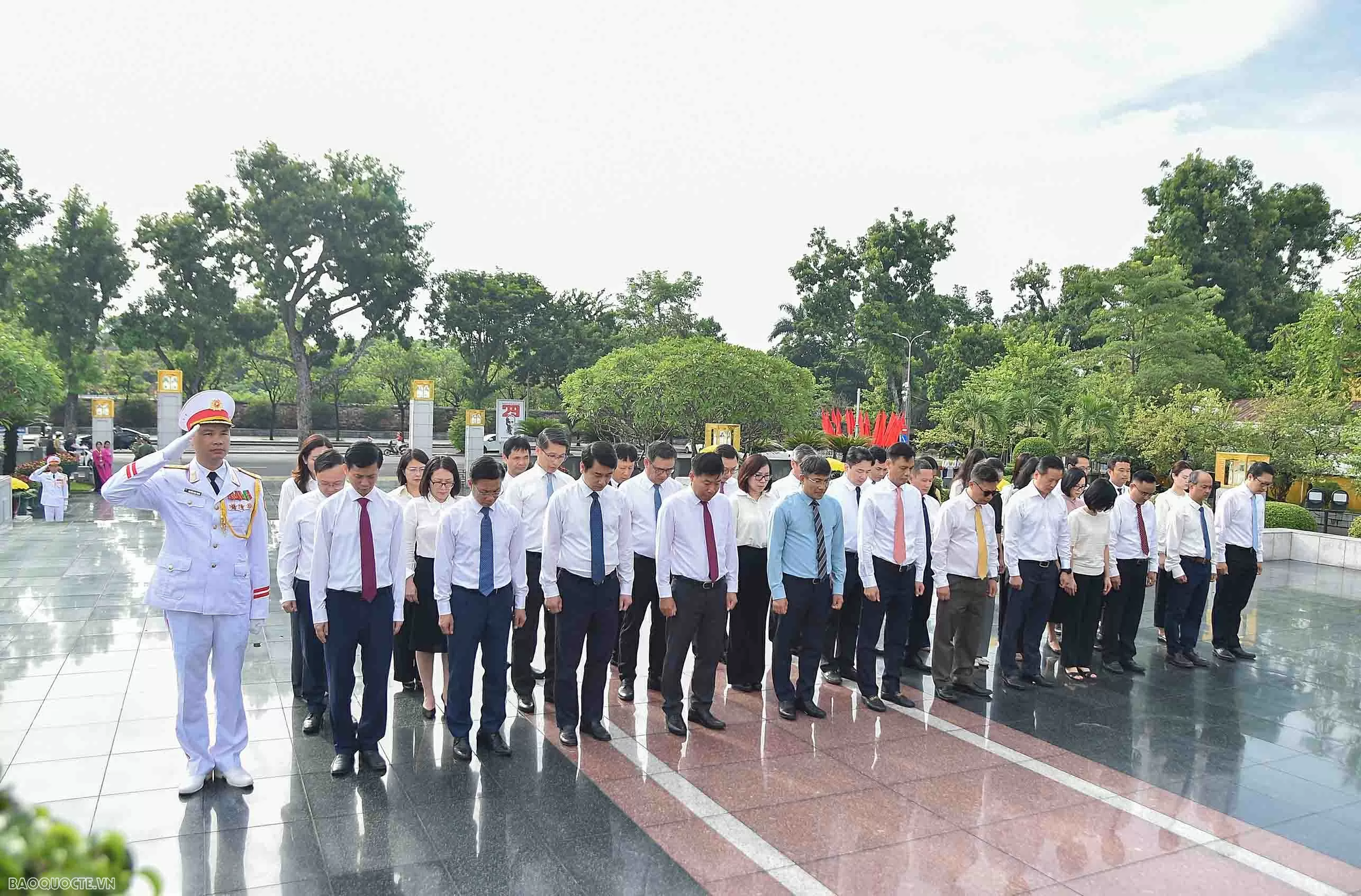 Đoàn Bộ Ngoại giao vào Lăng viếng Chủ tịch Hồ Chí Minh