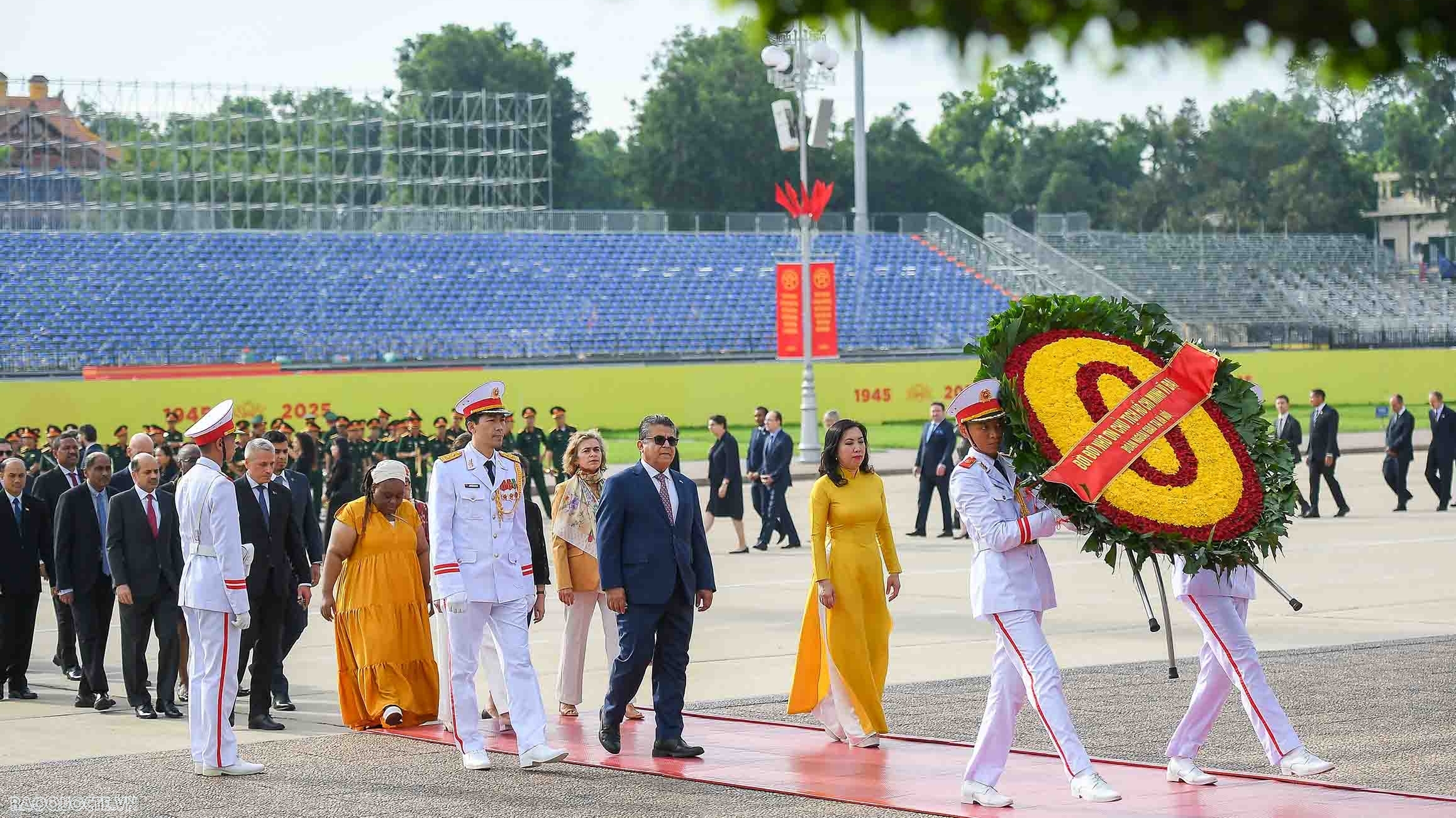 ngoai giao doan vao lang vieng chu tich ho chi minh