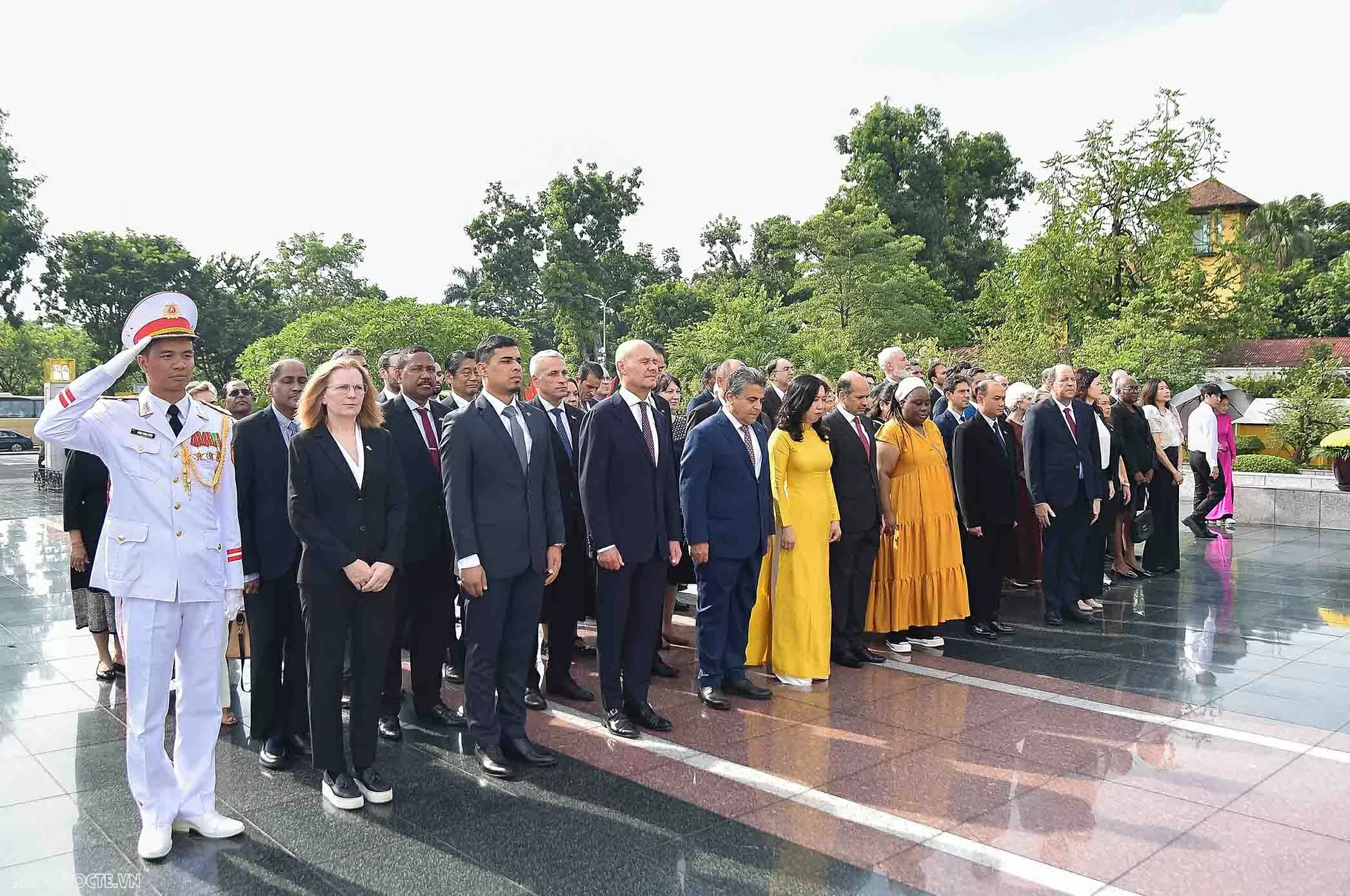 Ngoại giao Đoàn vào Lăng viếng Chủ tịch Hồ Chí Minh