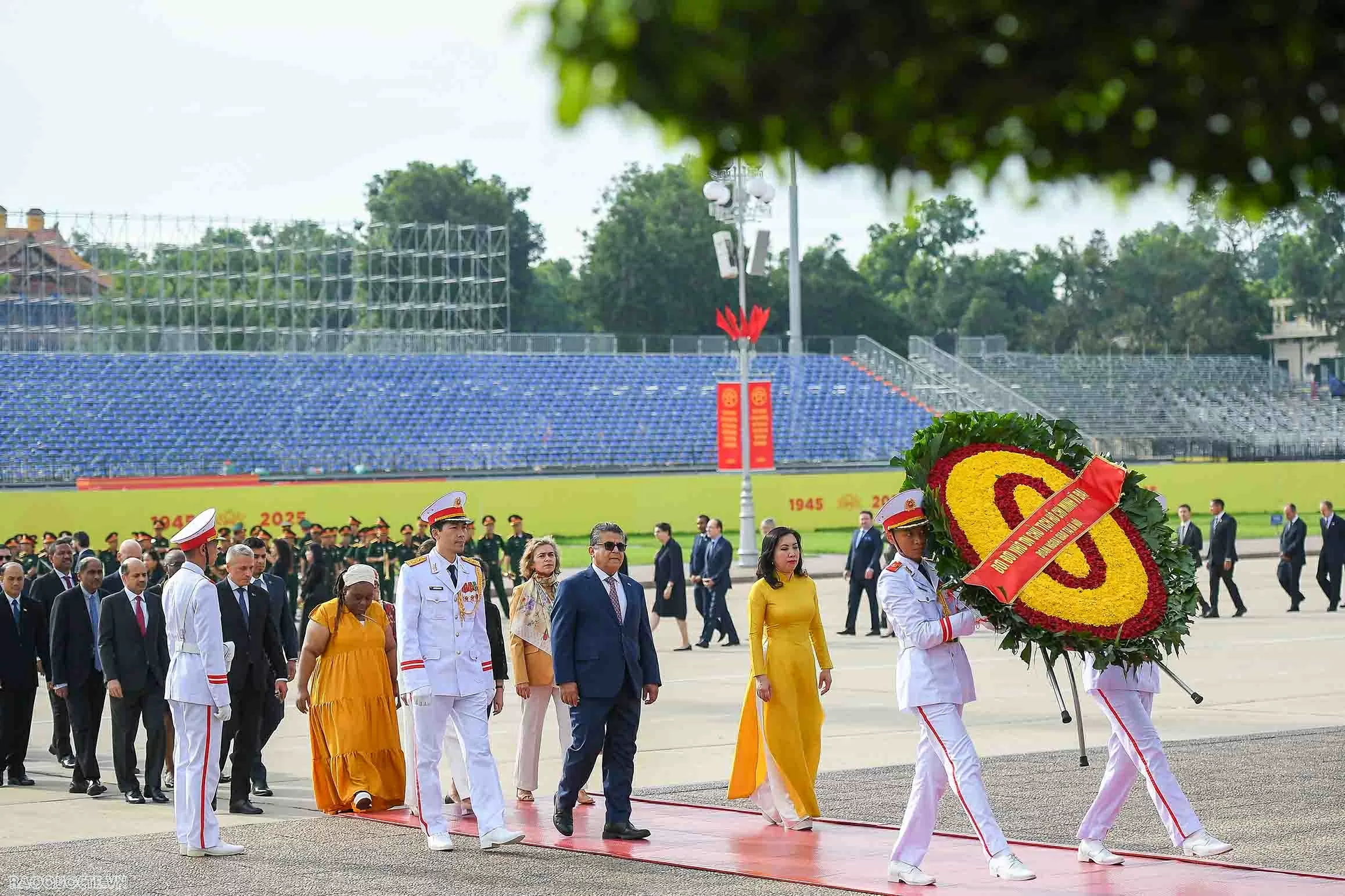 Ngoại giao Đoàn vào Lăng viếng Chủ tịch Hồ Chí Minh