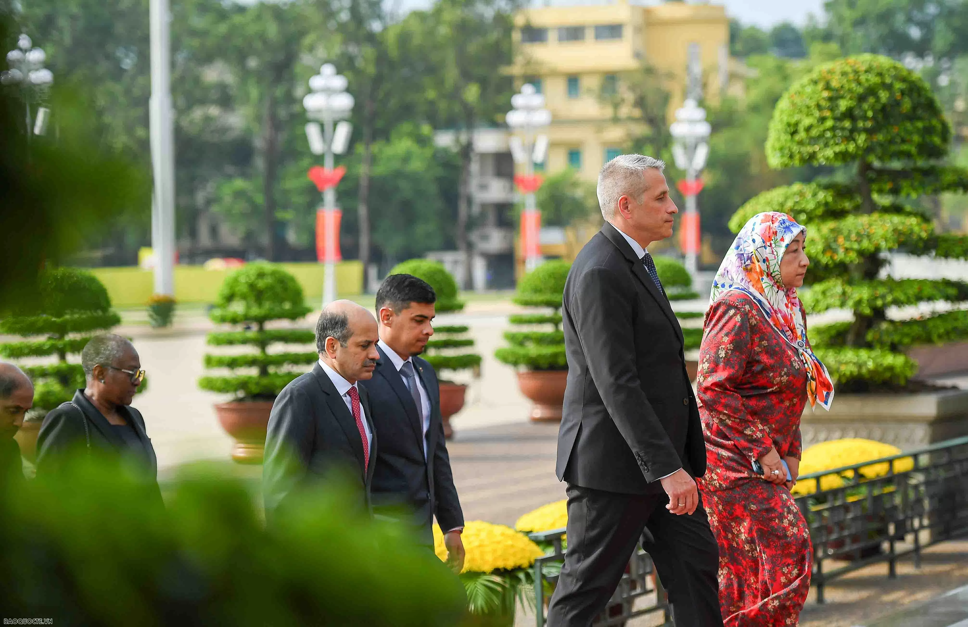 Ngoại giao Đoàn vào Lăng viếng Chủ tịch Hồ Chí Minh