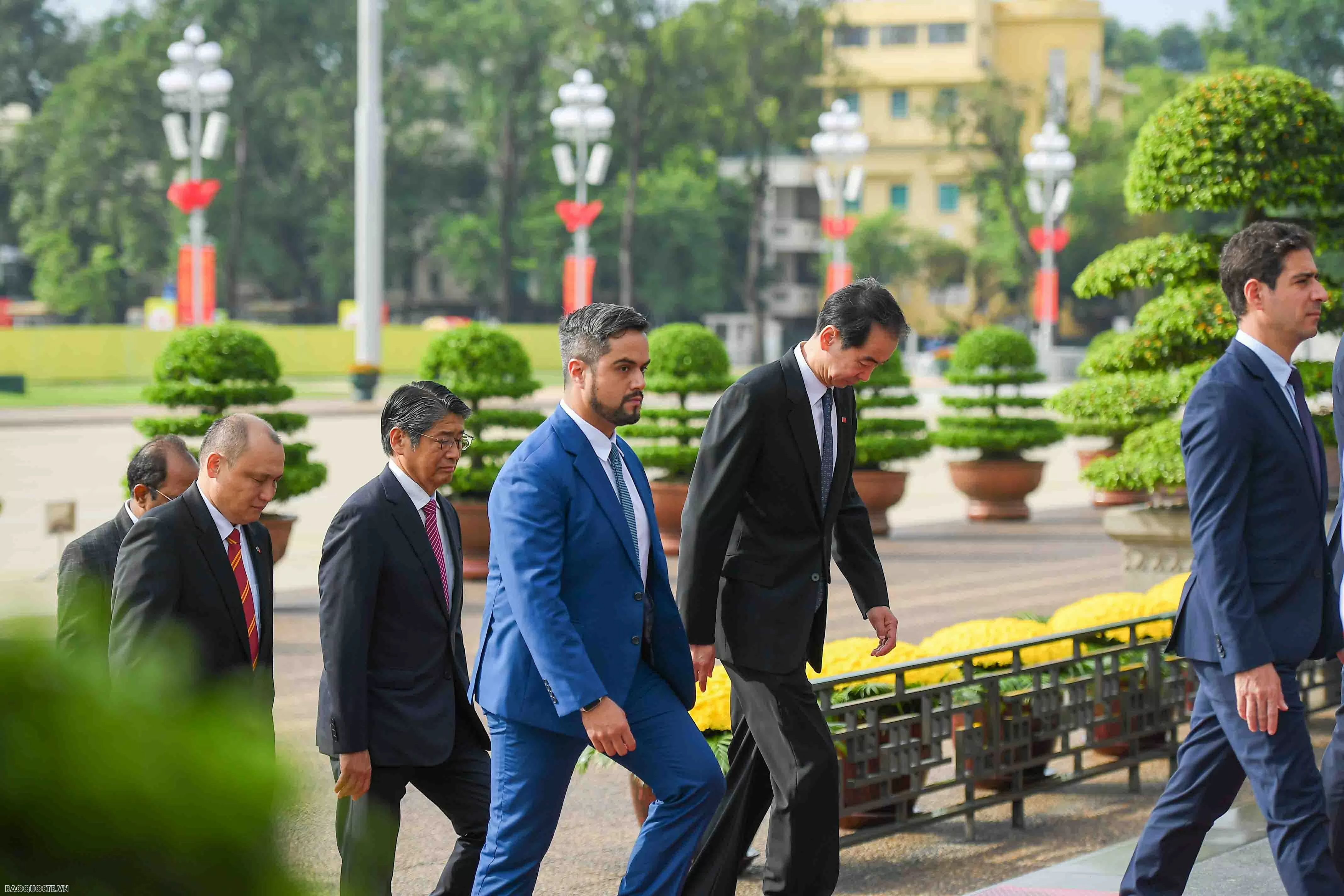 Ngoại giao Đoàn vào Lăng viếng Chủ tịch Hồ Chí Minh