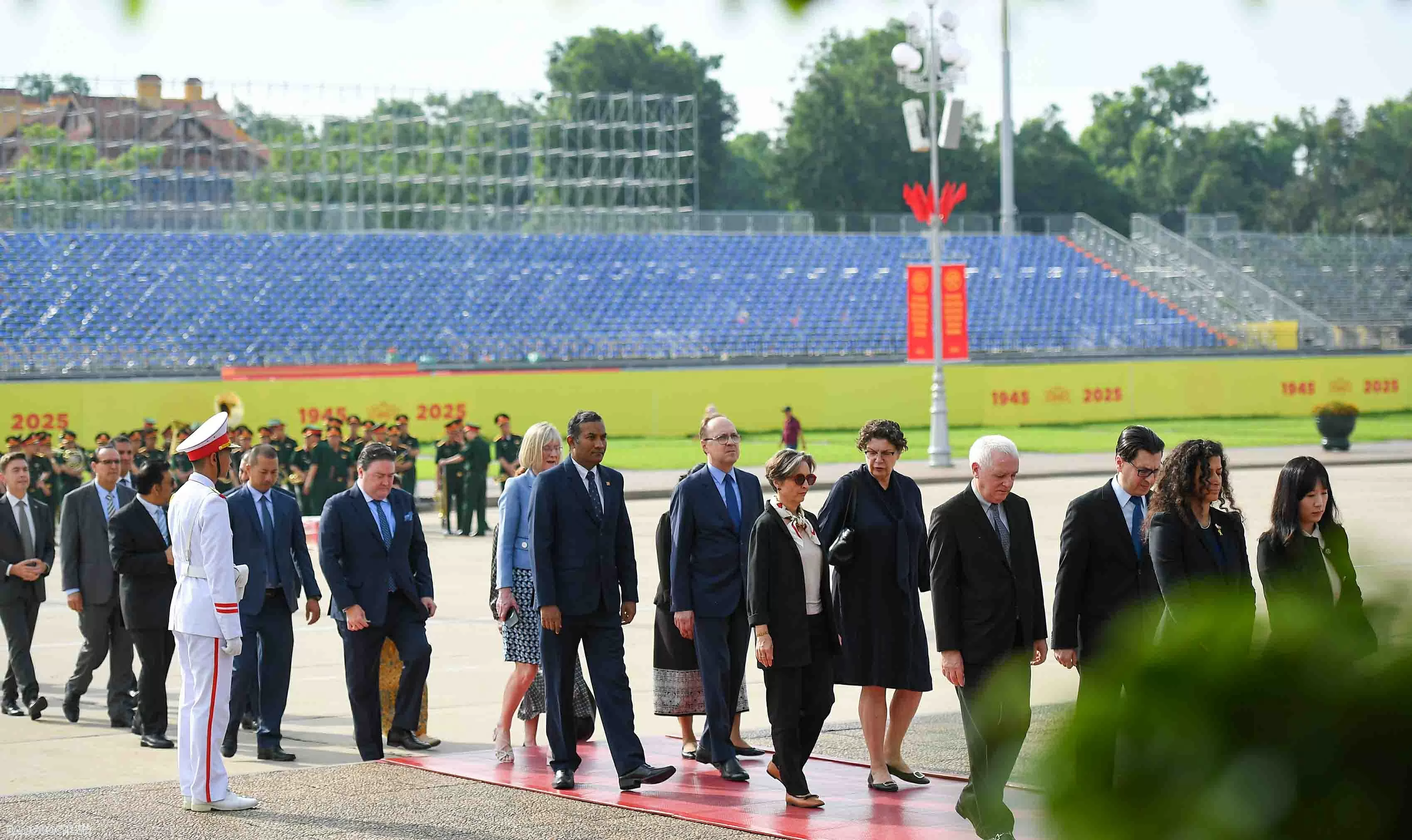 Ngoại giao Đoàn vào Lăng viếng Chủ tịch Hồ Chí Minh