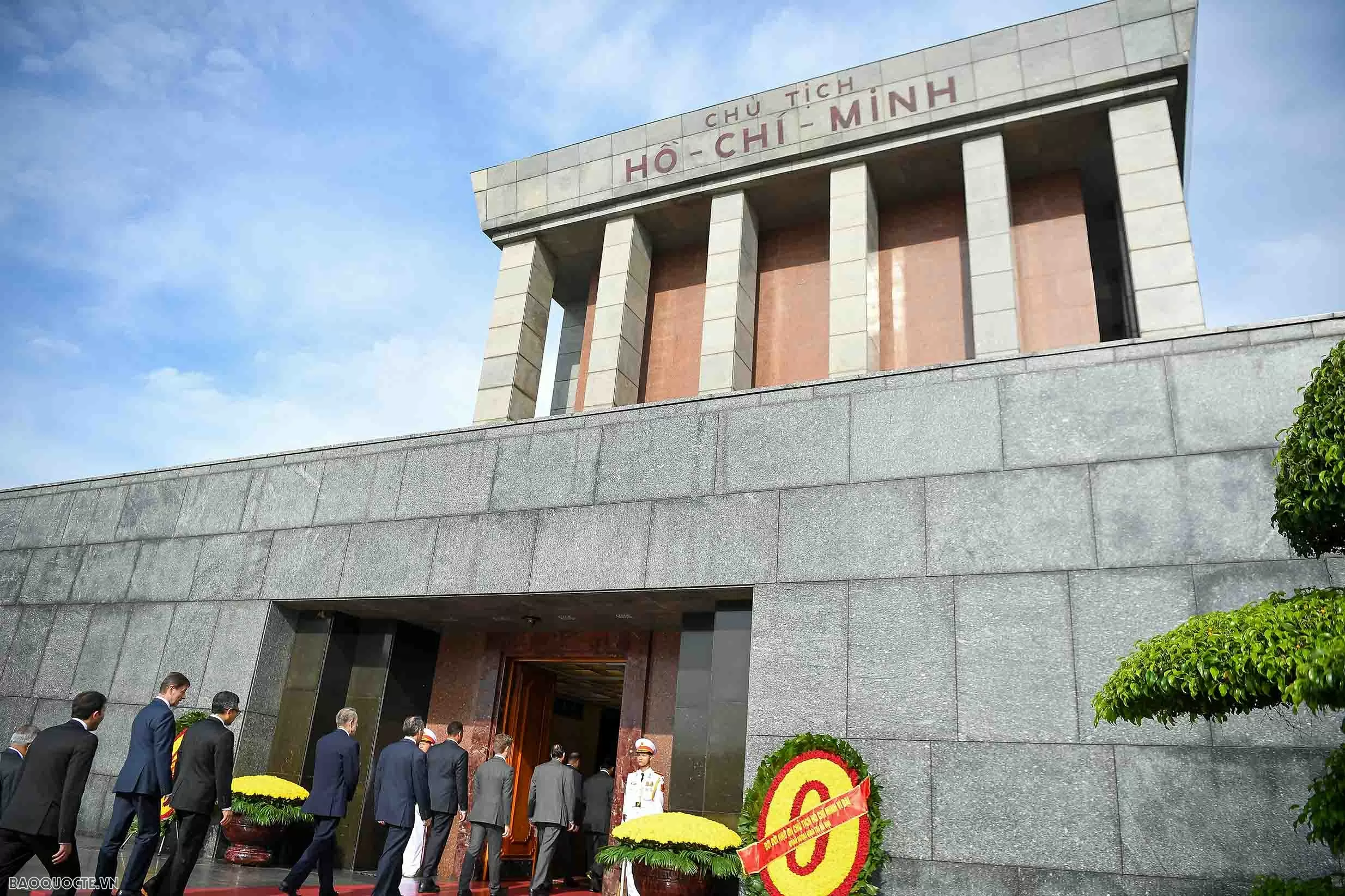 Ngoại giao Đoàn vào Lăng viếng Chủ tịch Hồ Chí Minh