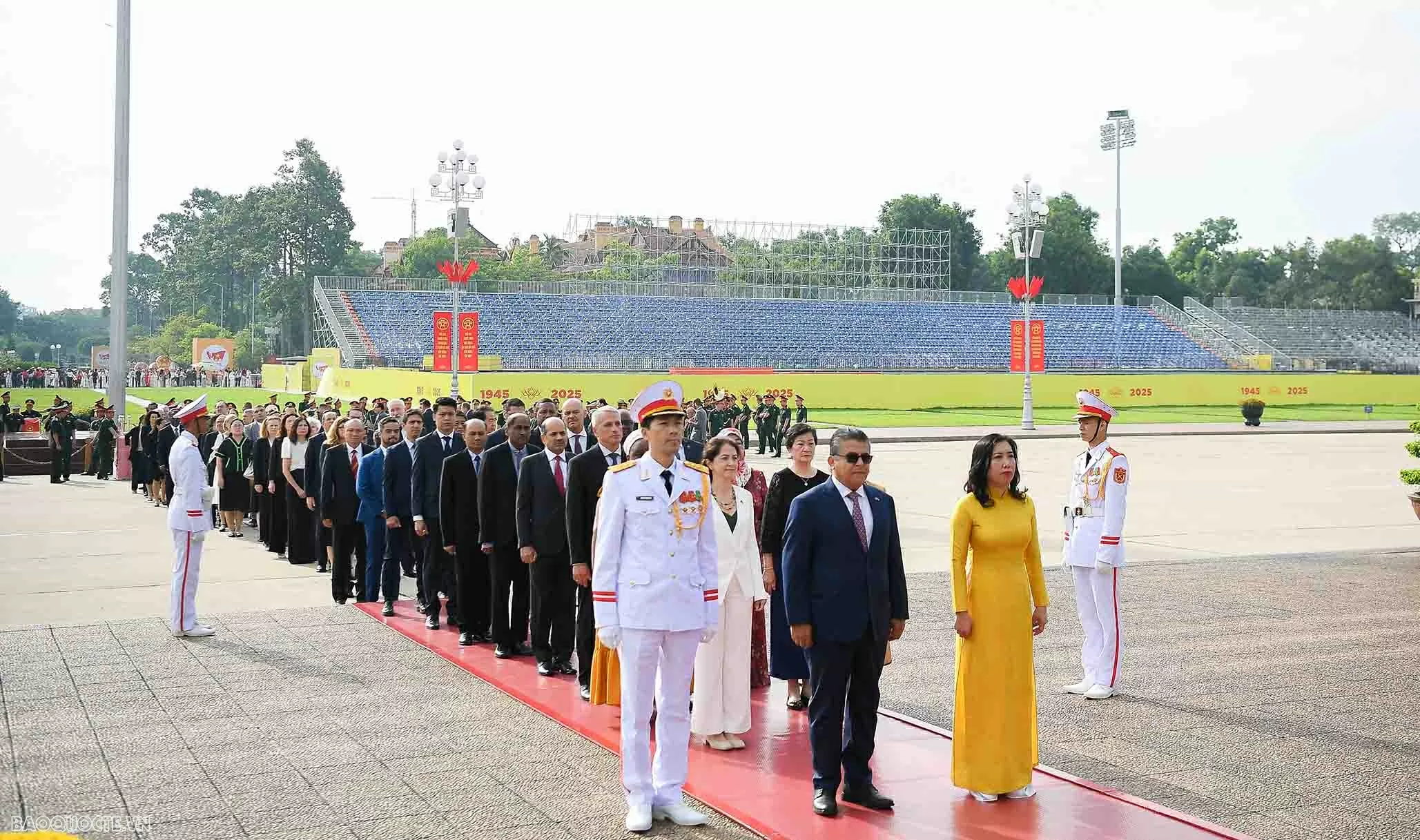 Ngoại giao Đoàn vào Lăng viếng Chủ tịch Hồ Chí Minh
