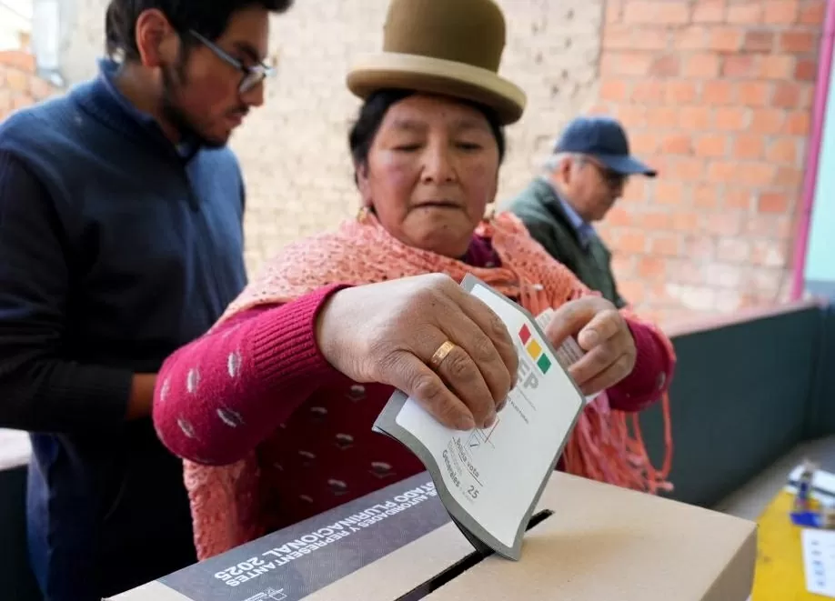 Bầu cử tổng thống Bolivia: Cử tri quay lưng với đảng cầm quyền, cuộc đua lịch sử của phe đối lập bắt đầu Bầu cử tổng thống Bolivia: Cử tri quay lưng với đảng cầm quyền, cuộc đua lịch sử của phe đối lập bắt đầu