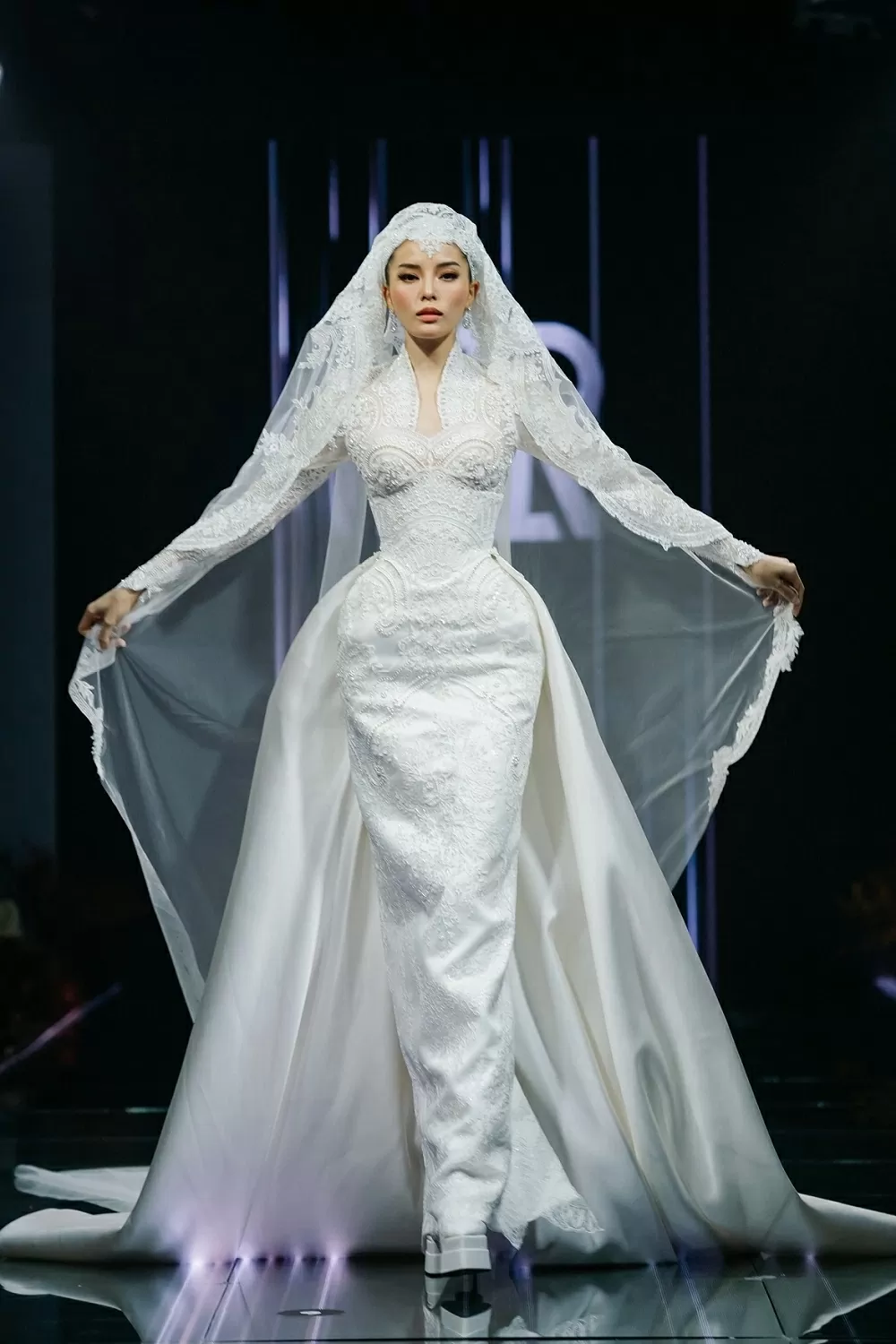 Hoa hậu Kỳ Duyên trình diễn thời trang cưới phong cách thanh lịch, lãng mạn