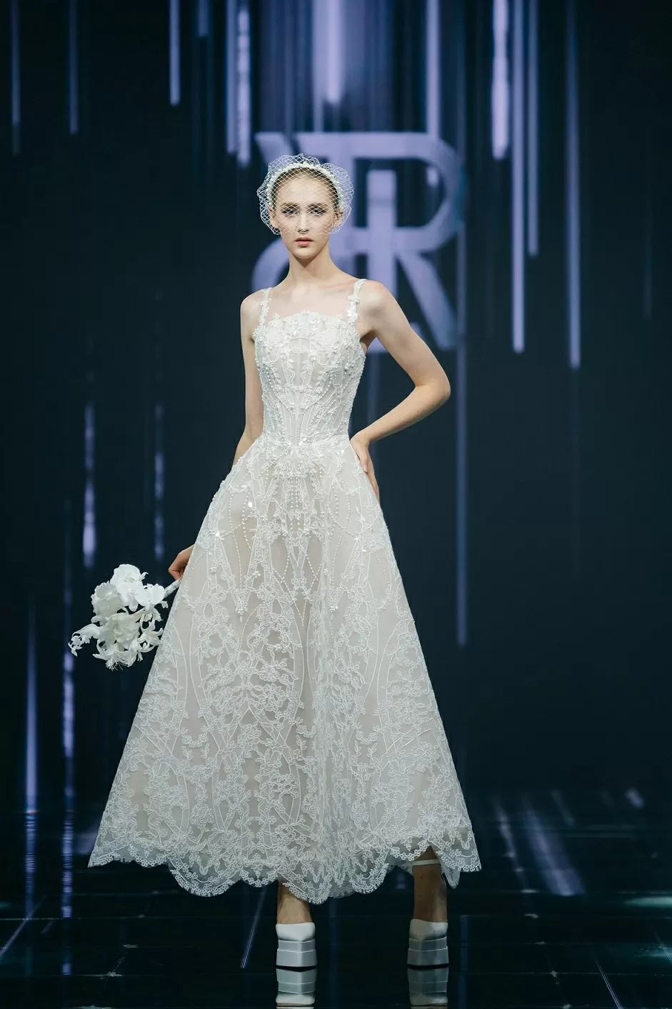 Hoa hậu Kỳ Duyên trình diễn thời trang cưới phong cách thanh lịch, lãng mạn