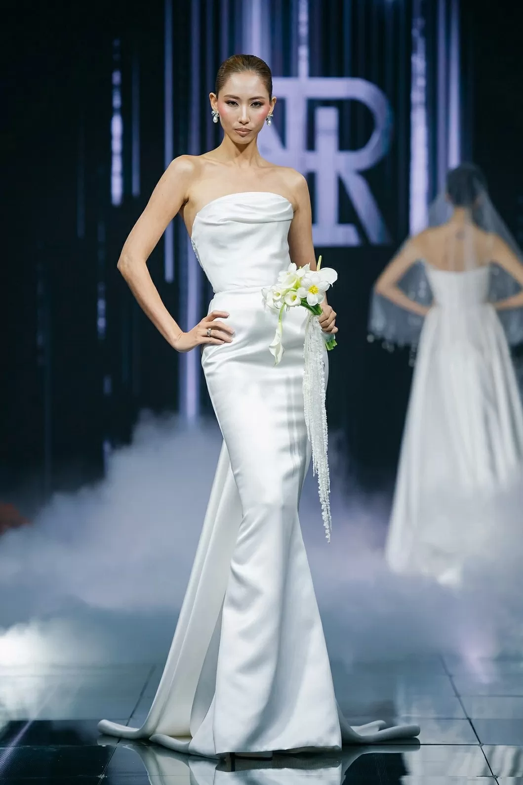 Hoa hậu Kỳ Duyên trình diễn thời trang cưới phong cách thanh lịch, lãng mạn Hoa hậu Kỳ Duyên trình diễn thời trang cưới phong cách thanh lịch, lãng mạn