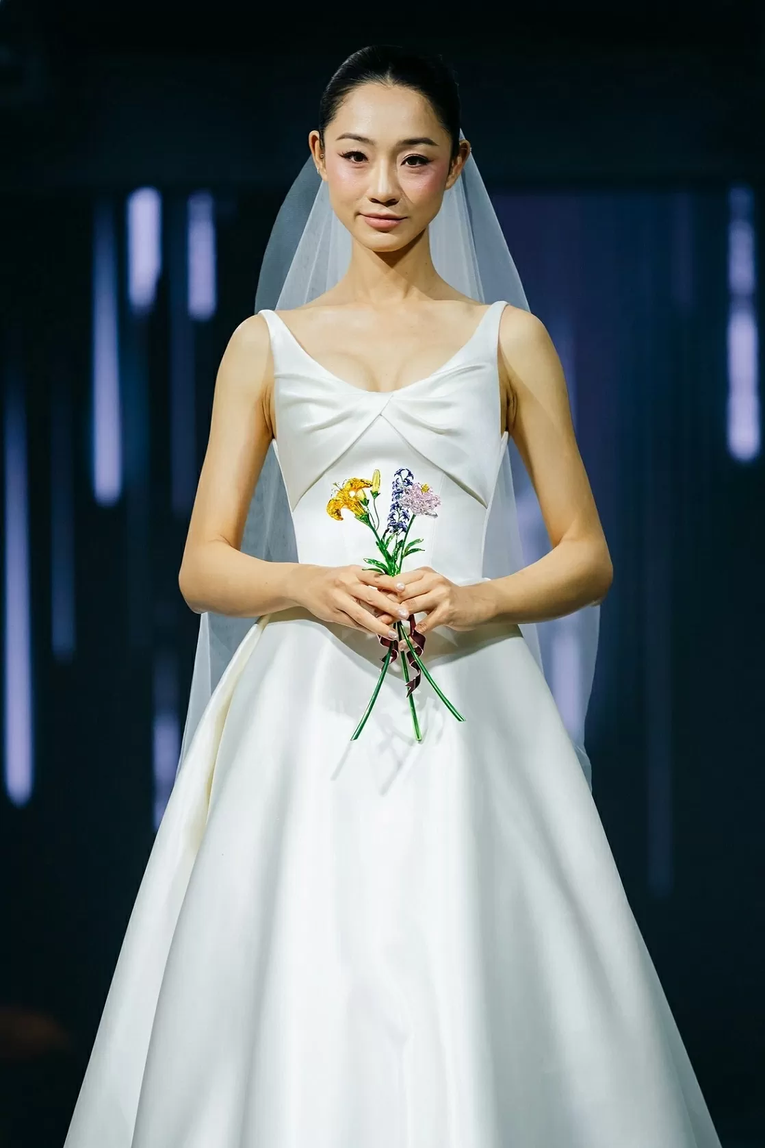 Hoa hậu Kỳ Duyên trình diễn thời trang cưới phong cách thanh lịch, lãng mạn