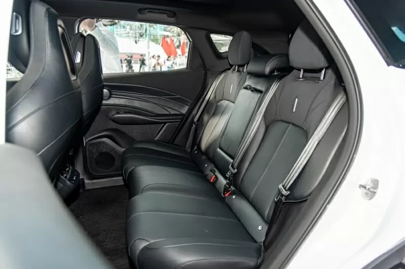 Ghế ngồi trên Omoda C7 sử dụng chất liệu da trơn phối hợp cùng da lộn, kết hợp thiết kế đục lỗ thoáng khí.