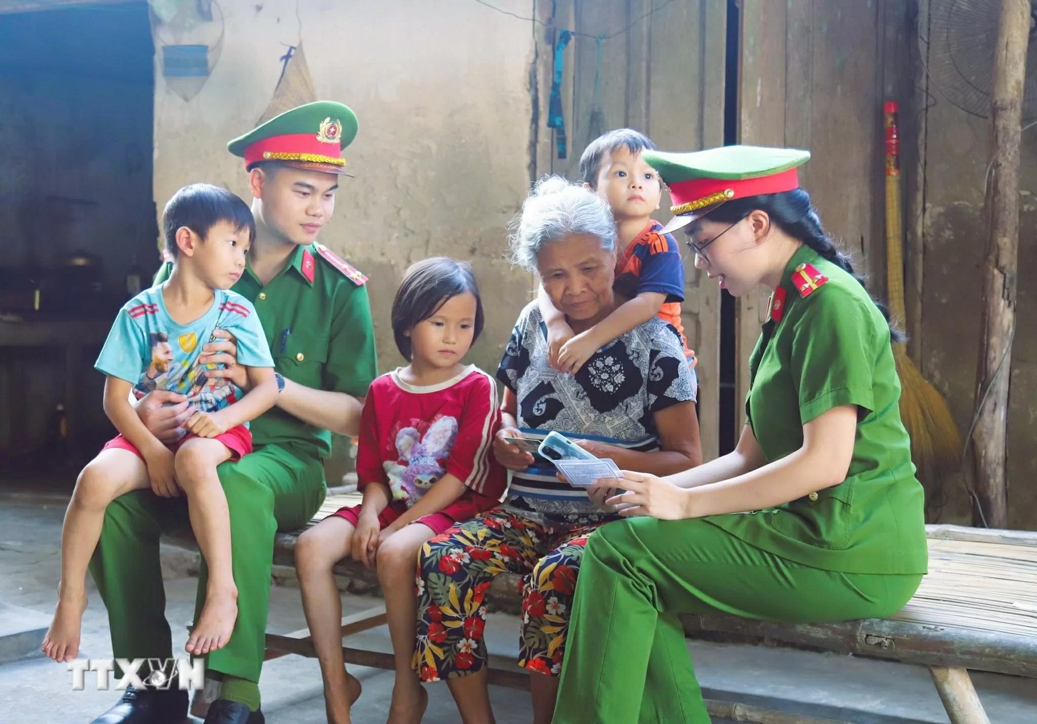 Công an nhân dân vì Đảng, vì dân Công an nhân dân vì Đảng, vì dân