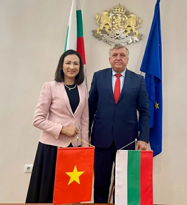 Đại sứ Nguyễn Thị Minh Nguyệt gặp Bộ trưởng Bộ Môi trường và nguồn nước Manol Genov.
