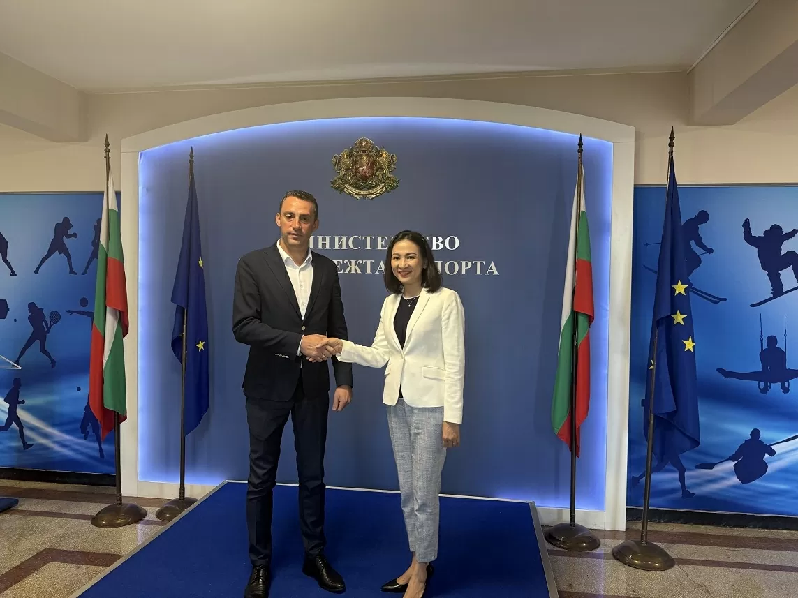 Đại sứ Nguyễn Thị Minh Nguyệt và Bộ trưởng Bộ Thanh niên và thể thao Ivan Peshev.