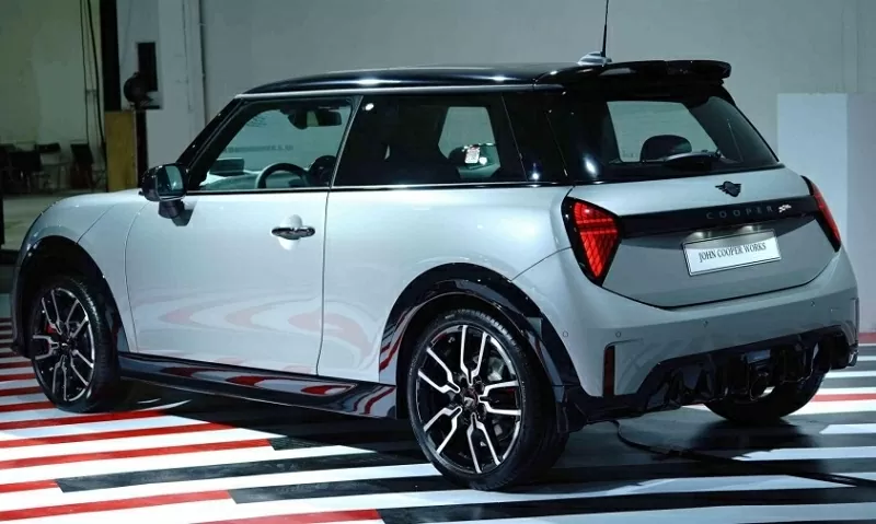 John Cooper Works (JCW) là nhánh hiệu suất cao của dòng xe Mini, mang đậm DNA đường đua trong từng chi tiết. 