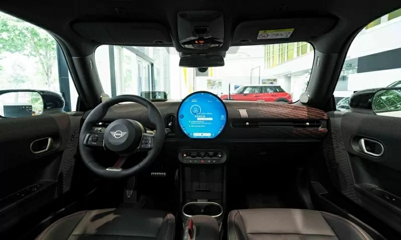 Khoang lái của John Cooper Works vẫn giữ phong cách thiết kế đặc trưng, nổi bật với màn hình OLED tròn kích thước 9,3 inch.