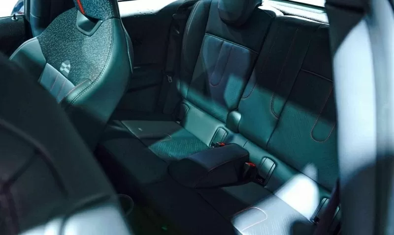 Không gian nội thất của Mini John Cooper Works được chăm chút kỹ lưỡng với sự kết hợp giữa da cao cấp và vải dệt kim polyester.