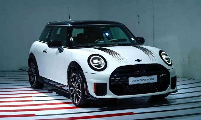 Mini John Cooper Works 3 cửa được nhập khẩu nguyên chiếc từ Anh.