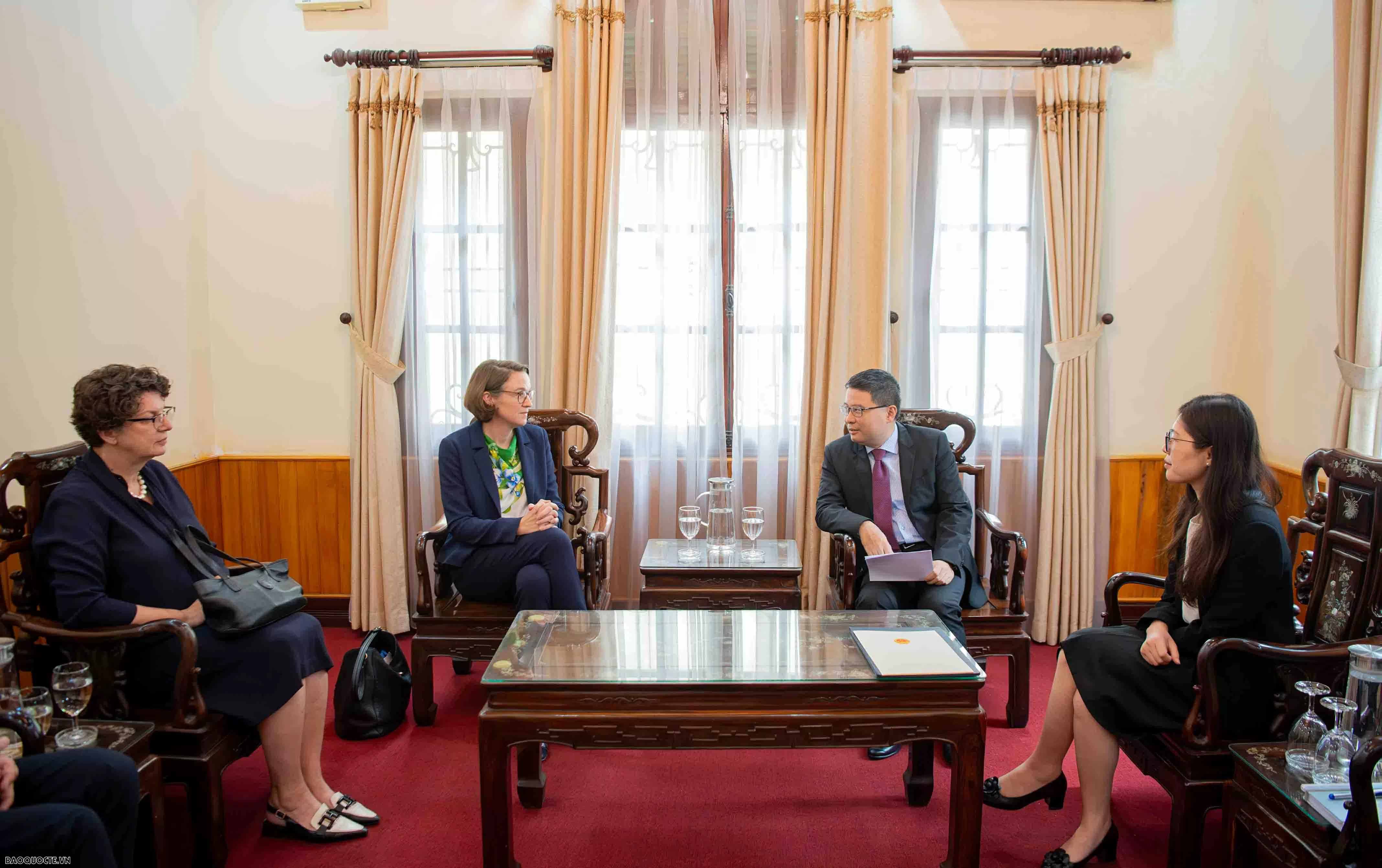 trao giấy chấp nhận lãnh sự