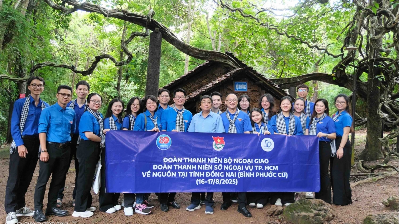 Hành trình về nguồn của tuổi trẻ ngành Ngoại giao: Tri ân, kế thừa và tiếp bước