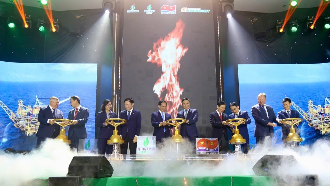 pho thu tuong bo truong ngoai giao bui thanh son du le don dong dau dau tien tu du an phat trien mo kinh ngu trang kinh ngu trang nam