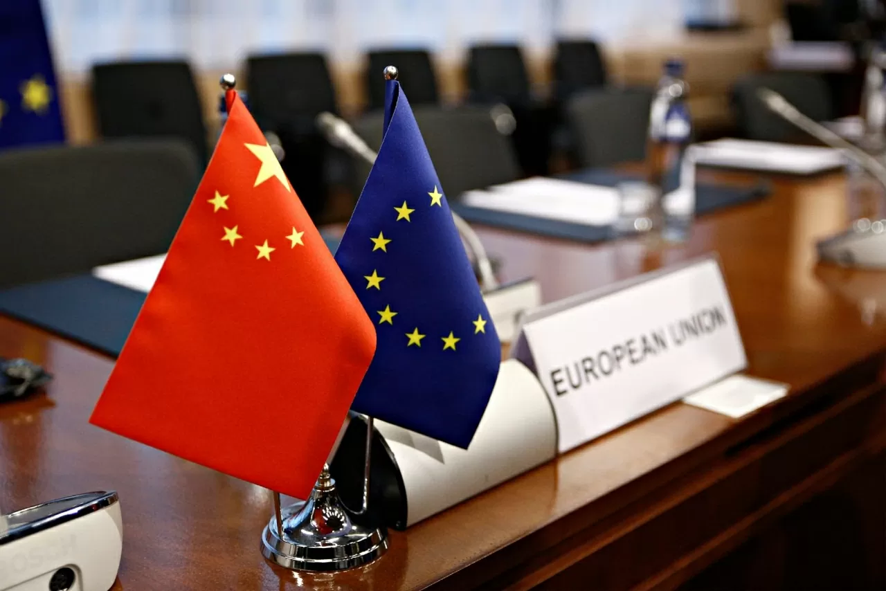 Động thái này nằm trong chuỗi các biện pháp điều tra thương mại của Trung Quốc nhằm vào các sản phẩm EU trong năm 2024, bao gồm rượu brandy, sữa và thịt lợn. (Nguồn: Euractiv)