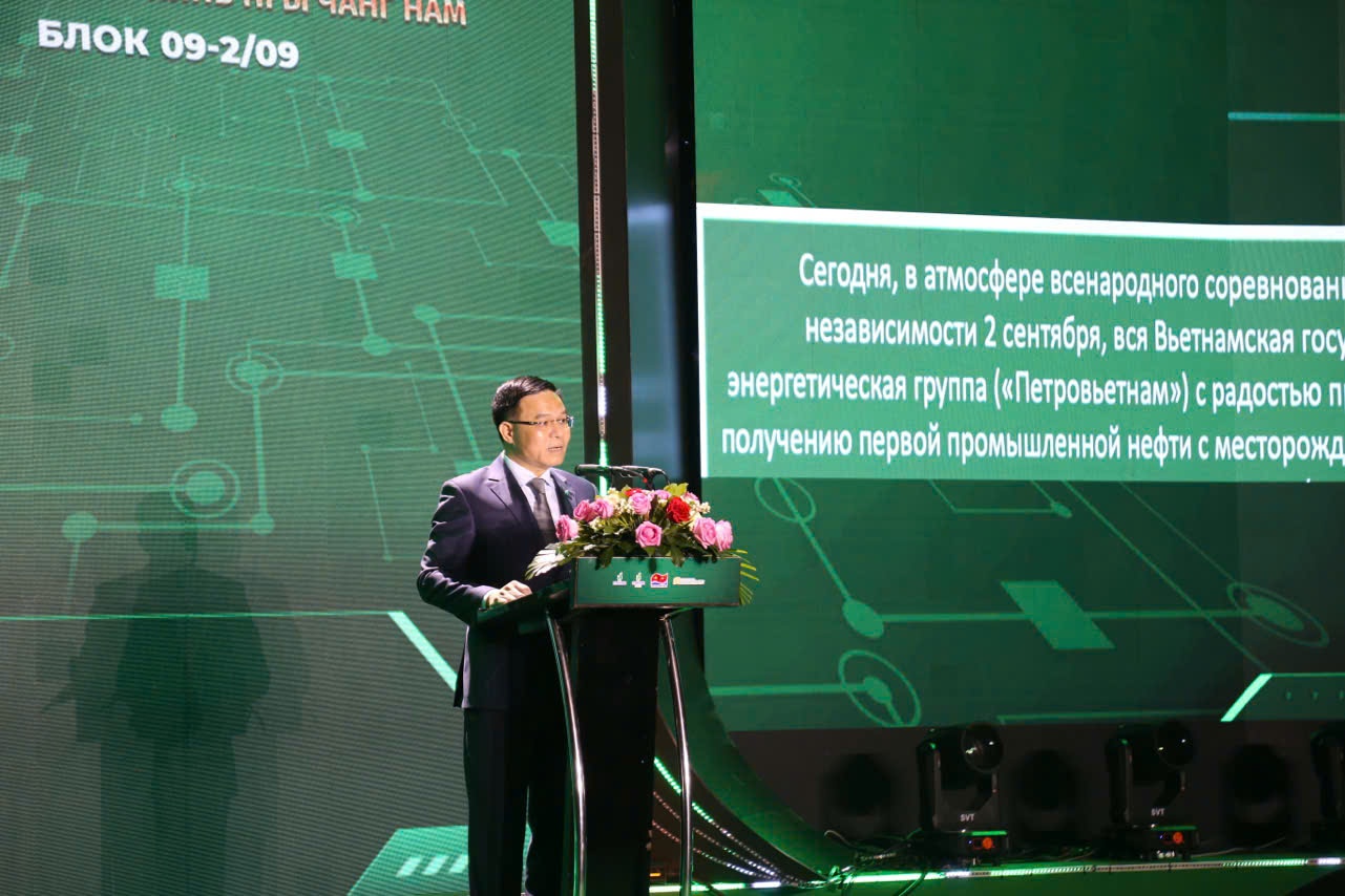 Phó Thủ tướng, Bộ trưởng Ngoại giao Bùi Thanh Sơn dự Lễ đón dòng dầu đầu tiên từ dự án phát triển mỏ Kình Ngư Trắng – Kình Ngư Trắng Nam