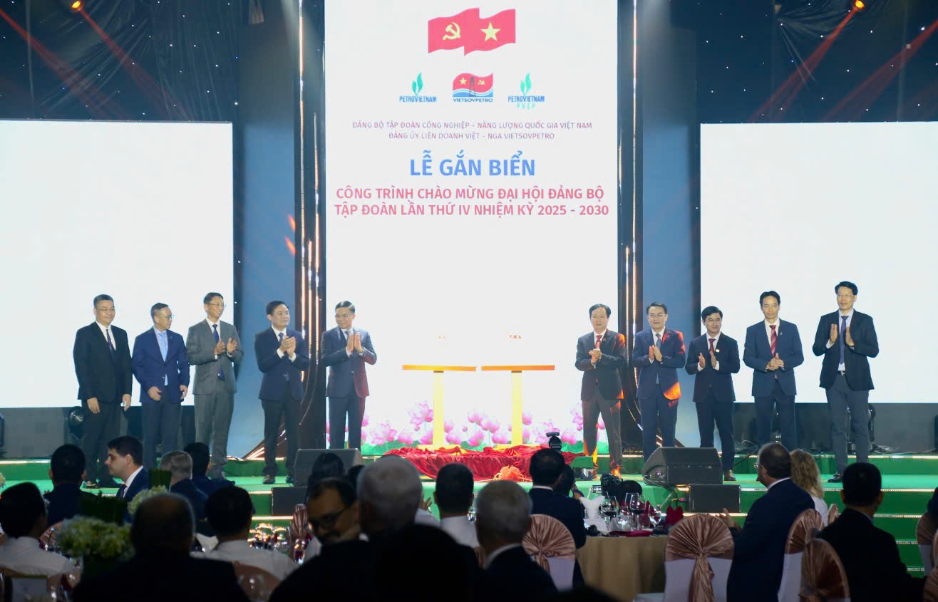 Phó Thủ tướng, Bộ trưởng Ngoại giao Bùi Thanh Sơn dự Lễ đón dòng dầu đầu tiên từ dự án phát triển mỏ Kình Ngư Trắng – Kình Ngư Trắng Nam