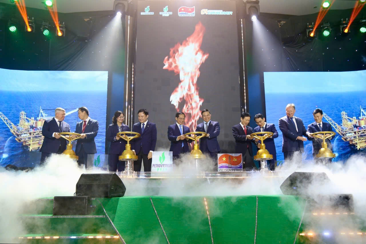 Phó Thủ tướng, Bộ trưởng Ngoại giao Bùi Thanh Sơn dự Lễ đón dòng dầu đầu tiên từ dự án phát triển mỏ Kình Ngư Trắng – Kình Ngư Trắng Nam