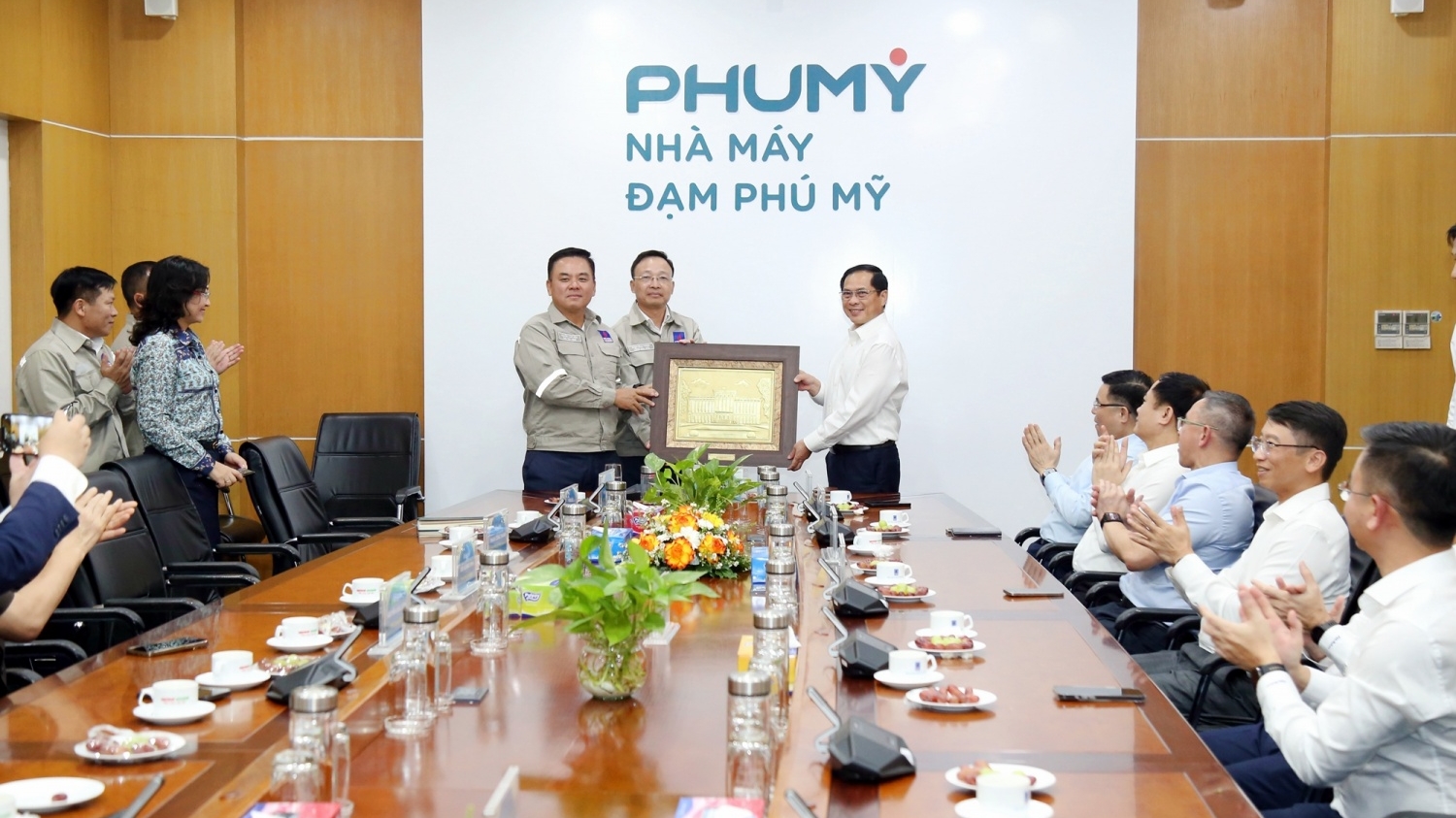 pho thu tuong bo truong ngoai giao bui thanh son tham va lam viec tai nha may dam phu my petrovietnam