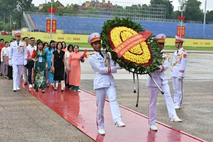 Hoạt động ngoại khoá ý nghĩa của giáo viên kiều bào tại quê hương