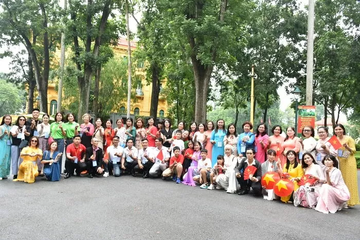 Hoạt động ngoại khoá ý nghĩa của giáo viên kiều bào tại quê hương Hoạt động ngoại khoá ý nghĩa của giáo viên kiều bào tại quê hương