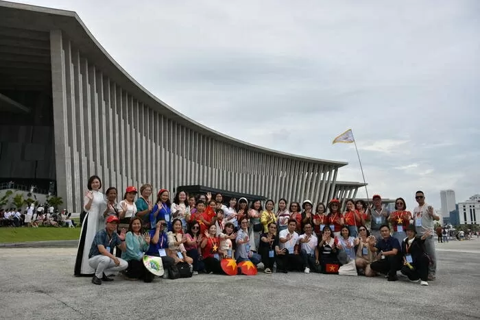 Hoạt động ngoại khoá ý nghĩa của giáo viên kiều bào tại quê hương Hoạt động ngoại khoá ý nghĩa của giáo viên kiều bào tại quê hương