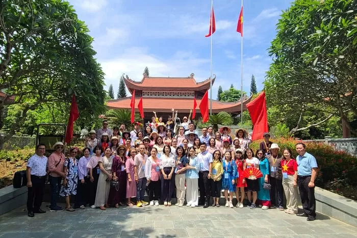 Hoạt động ngoại khoá ý nghĩa của giáo viên kiều bào tại quê hương Hoạt động ngoại khoá ý nghĩa của giáo viên kiều bào tại quê hương