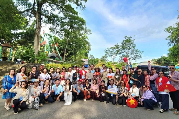 Hoạt động ngoại khoá ý nghĩa của giáo viên kiều bào tại quê hương Hoạt động ngoại khoá ý nghĩa của giáo viên kiều bào tại quê hương