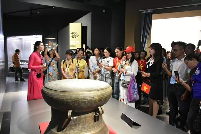 Hoạt động ngoại khoá ý nghĩa của giáo viên kiều bào tại quê hương Hoạt động ngoại khoá ý nghĩa của giáo viên kiều bào tại quê hương